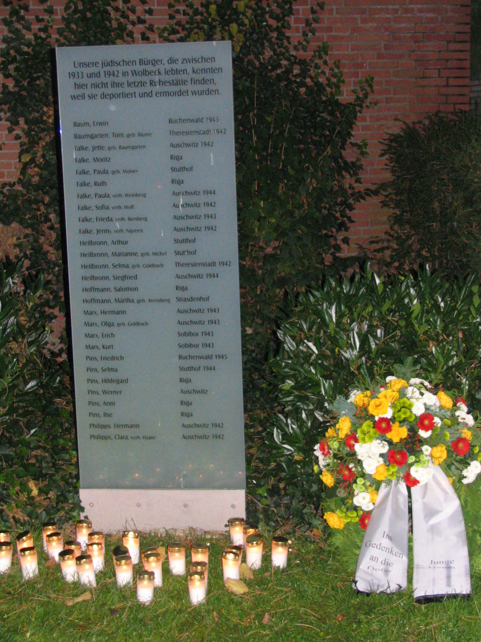 Kranzniederlegung an der Gedenktafel fr die ermordeten Wolbecker Juden
